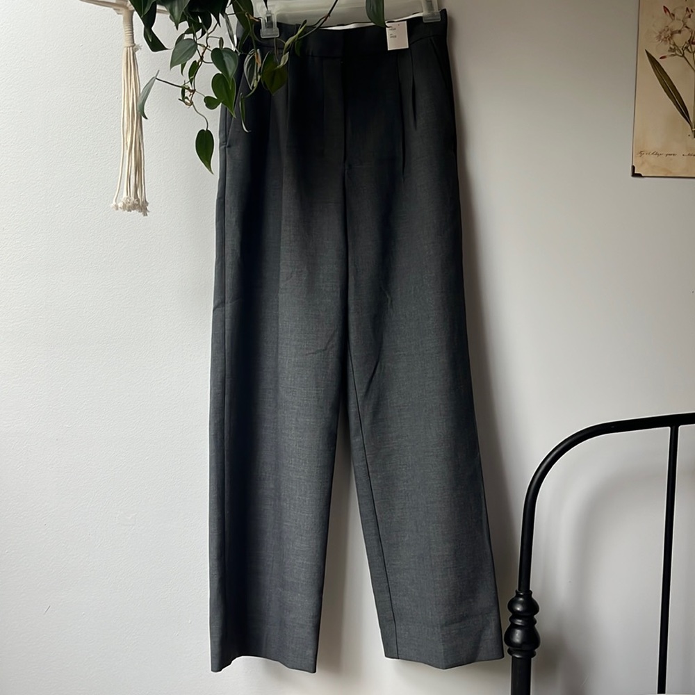 NWOT - Aritzia Effortless Pants in Peppercorn Grey